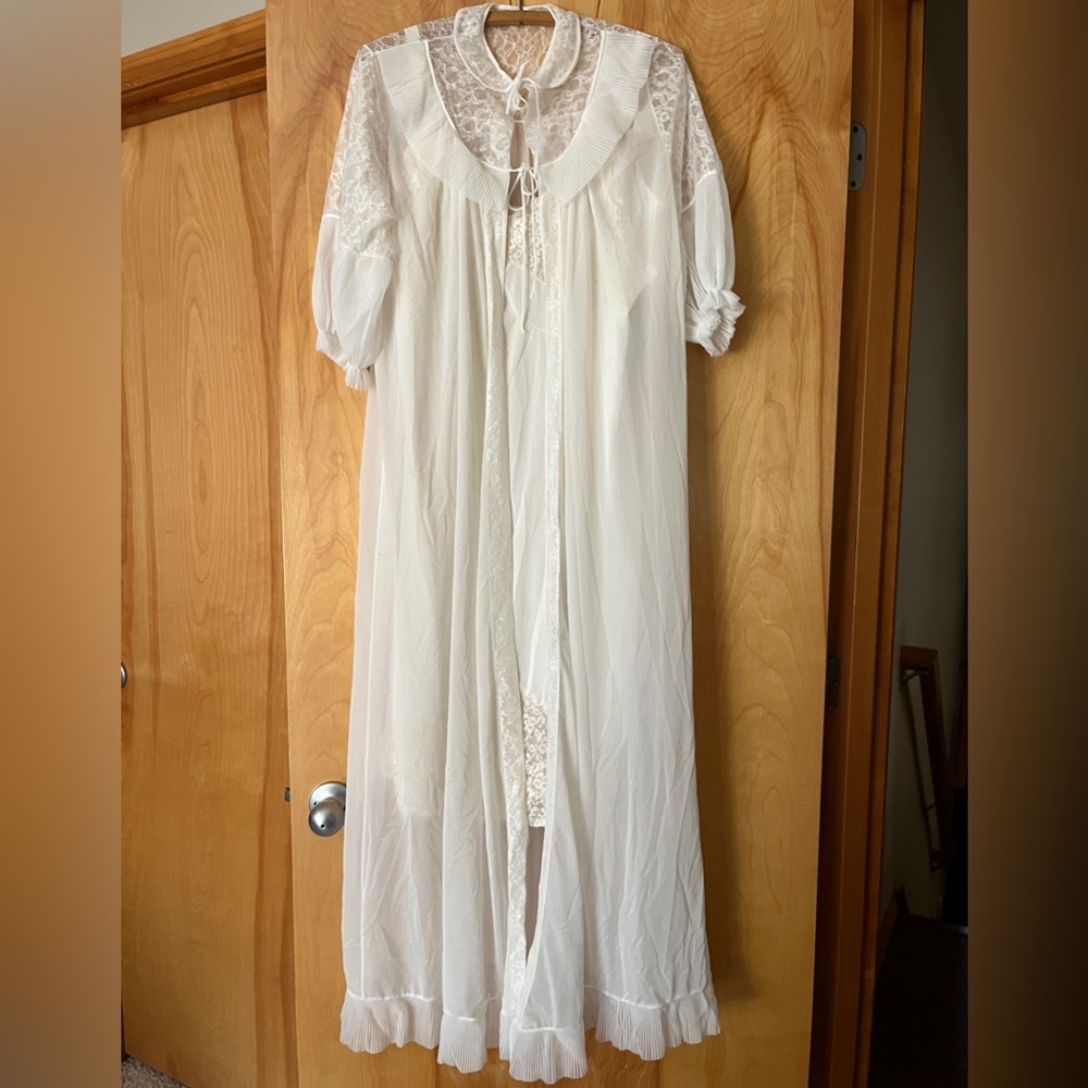 Vintage White Lace Nightgown & Robe